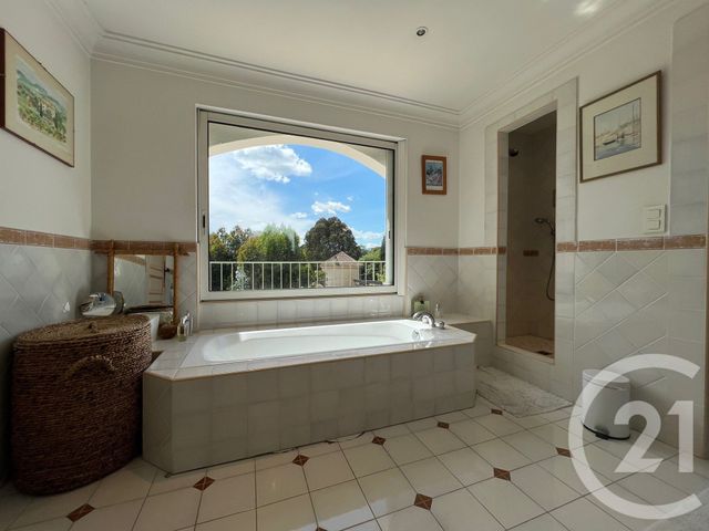 Afficher la photo en grand maison à vendre - 9 pièces - 350.0 m2 - GRIMAUD - 83 - PROVENCE-ALPES-COTE-D-AZUR - Century 21 Thomas Thum Immobilier