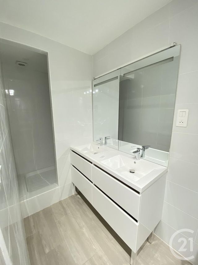 Afficher la photo en grand Appartement T4 à vendre - 4 pièces - 79.0 m2 - COGOLIN - 83 - PROVENCE-ALPES-COTE-D-AZUR - Century 21 Thomas Thum Immobilier