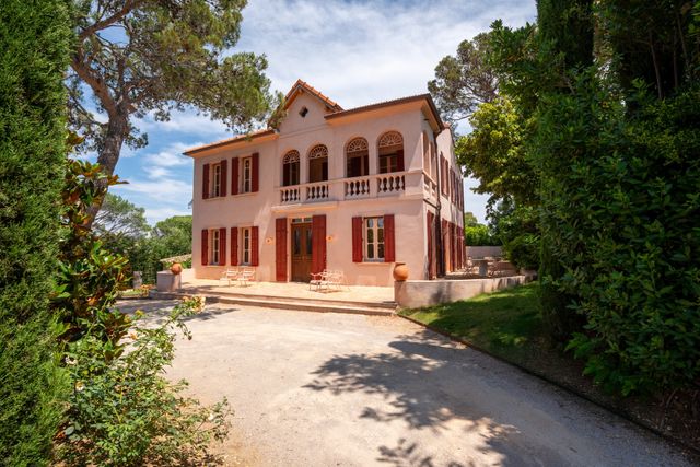 maison à vendre - 6 pièces - 320.0 m2 - ST TROPEZ - 83 - PROVENCE-ALPES-COTE-D-AZUR - Century 21 Thomas Thum Immobilier
